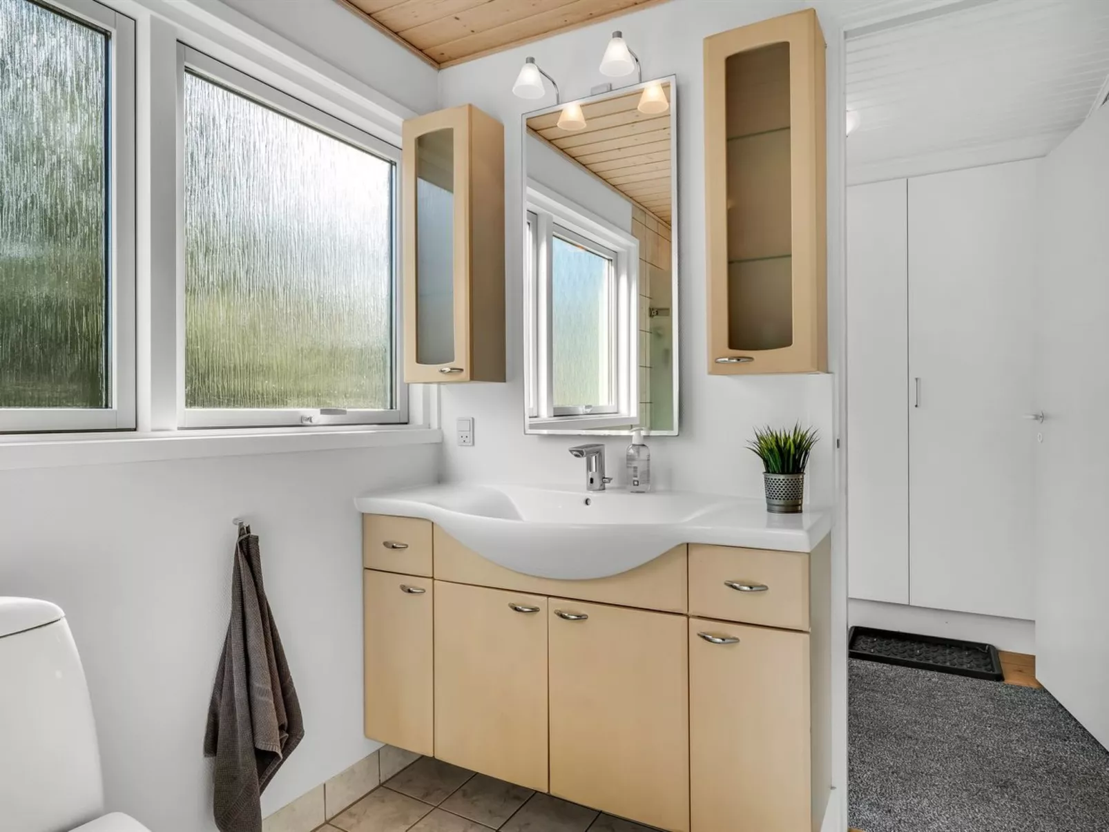 "Elisabete" - 200m to the fjord-Inside