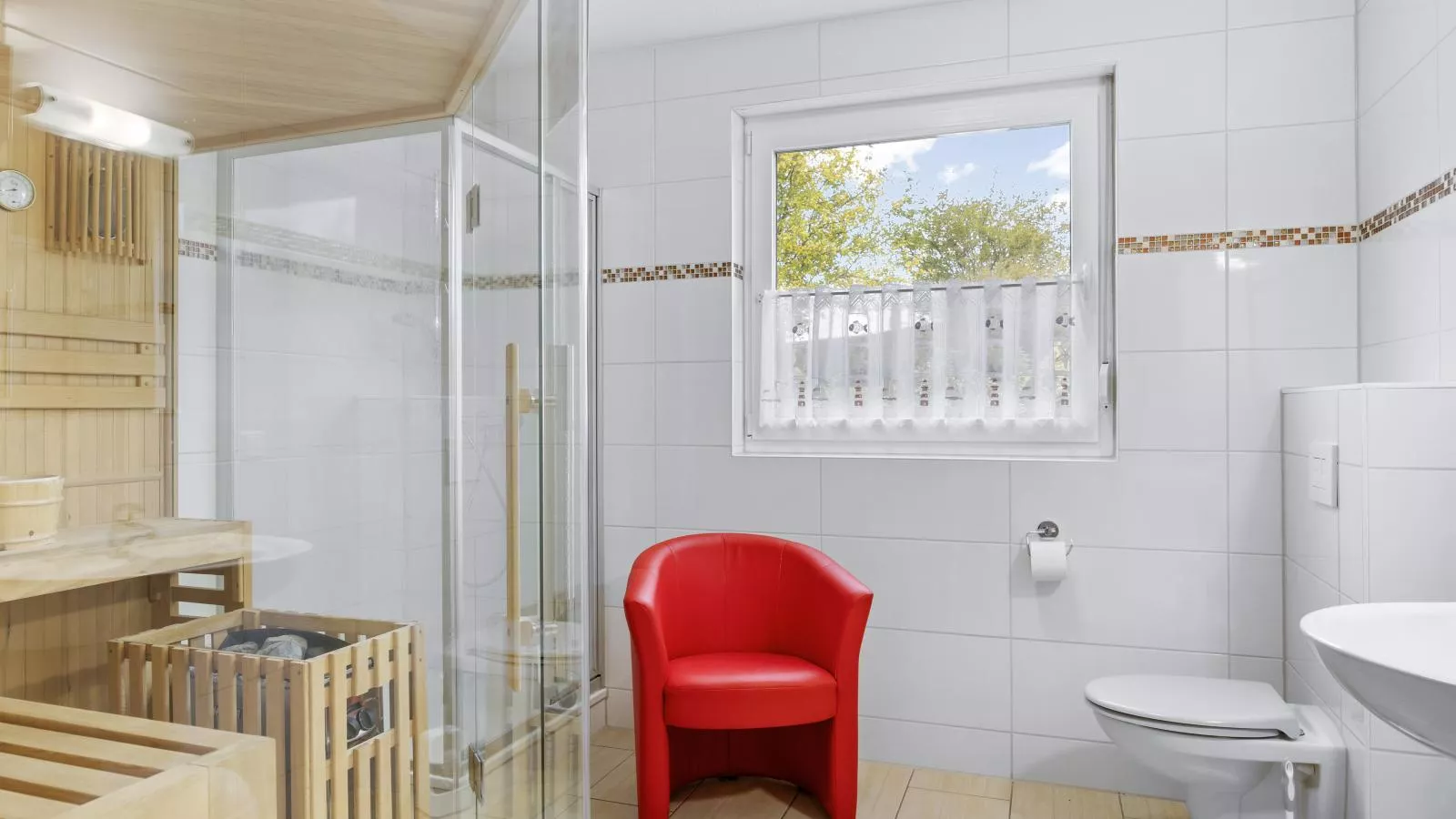 Stranddistel links mit Sauna-Badezimmer