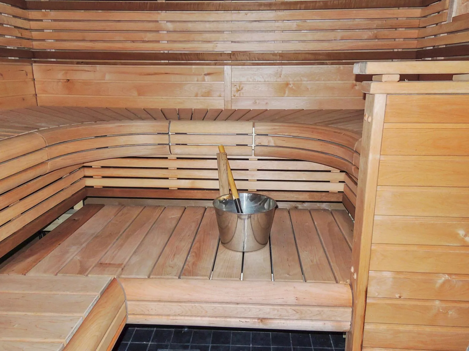 Nesterin helmi-Dedans