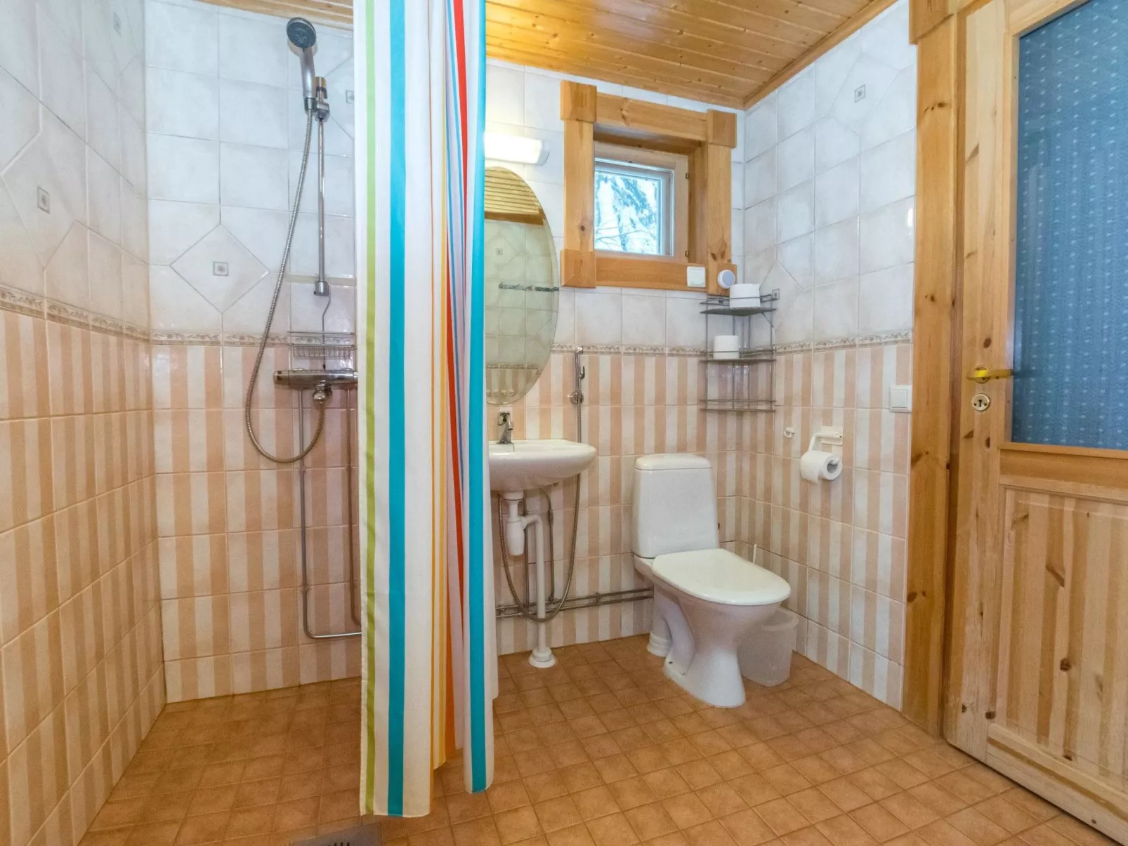 Aurinkoinen hirsimökki-Dedans