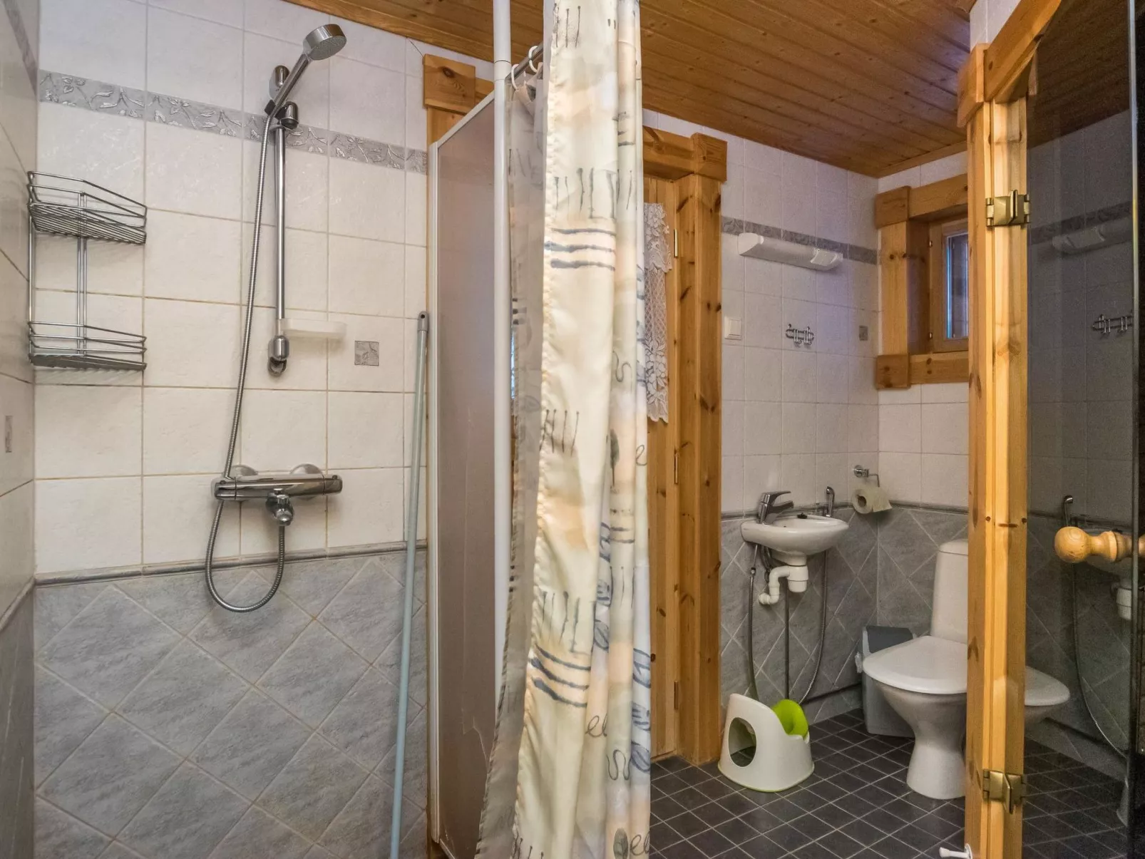 Hiisi mökki-Drinnen