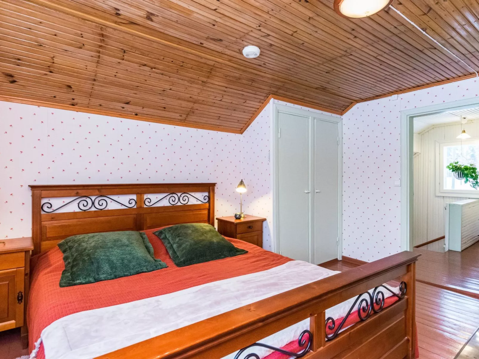 Wanha karminranta-Inside