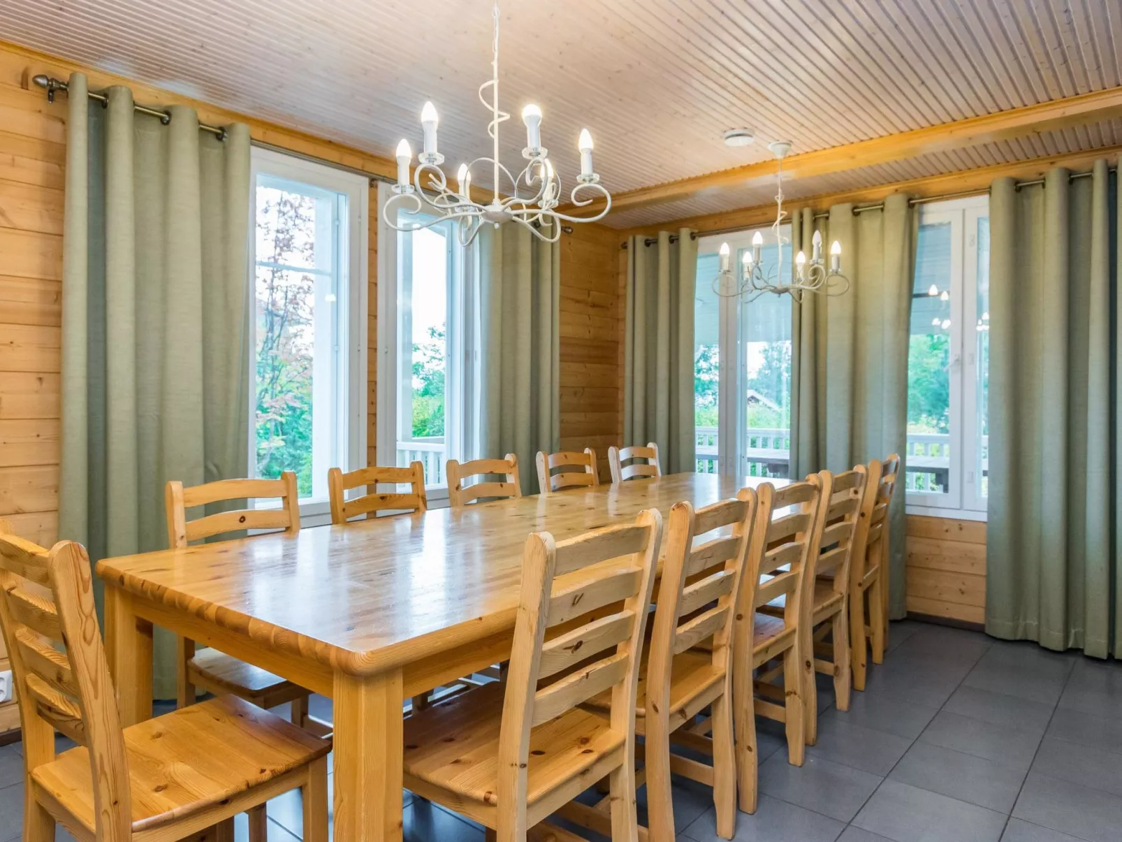 Kartanohuvila-Inside