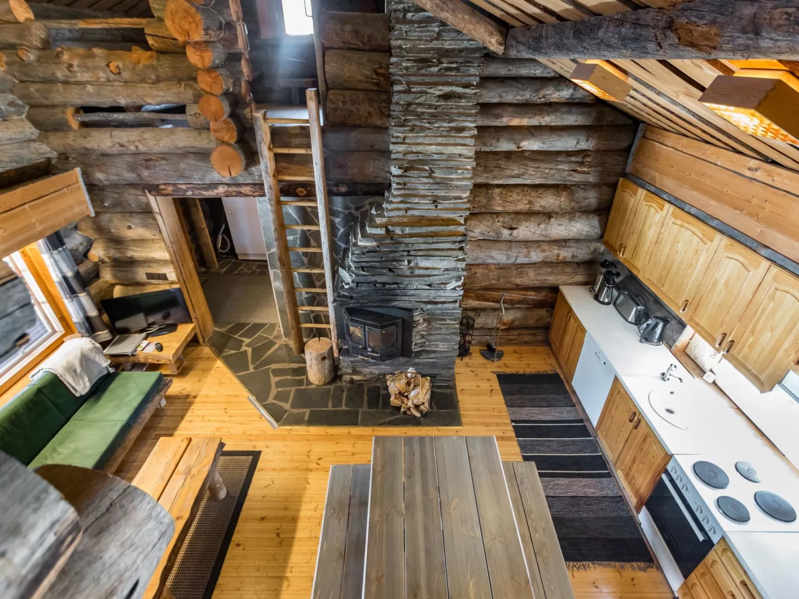 Seitsemän savua 3-Drinnen