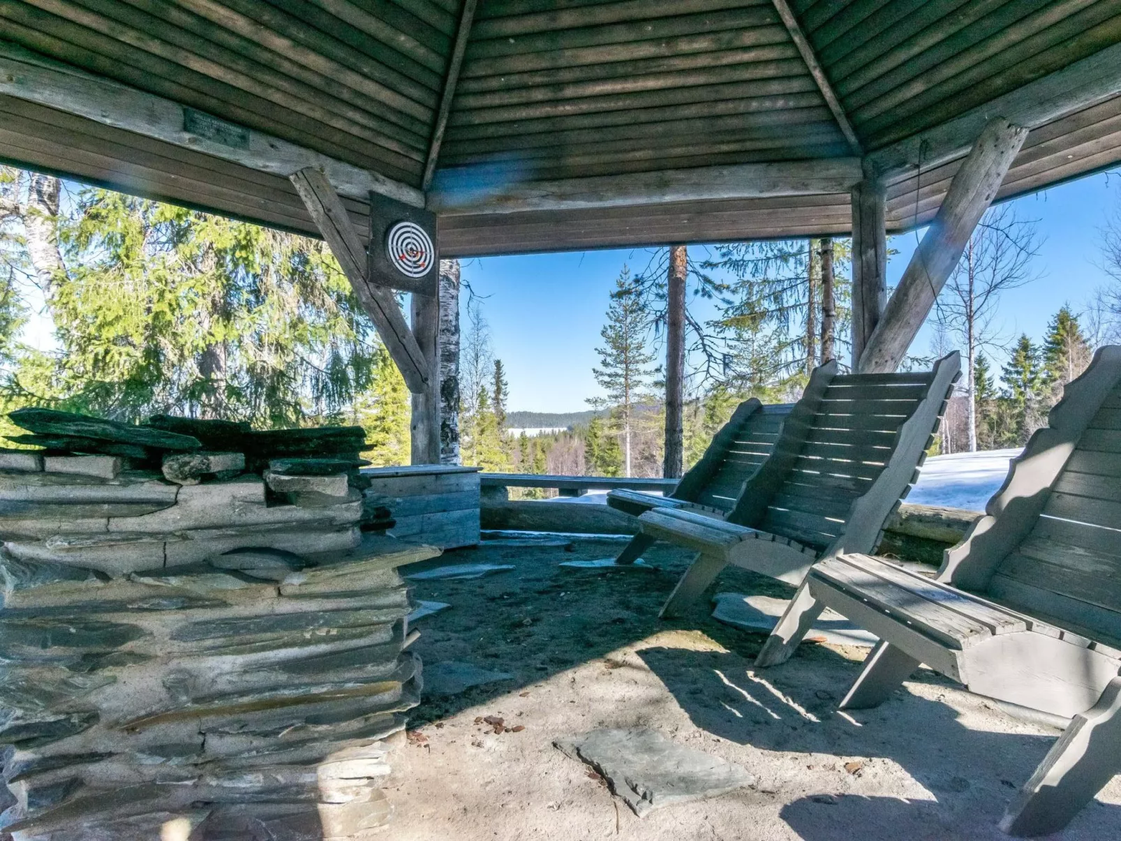 Mustalampi 5 satakieli-Dedans