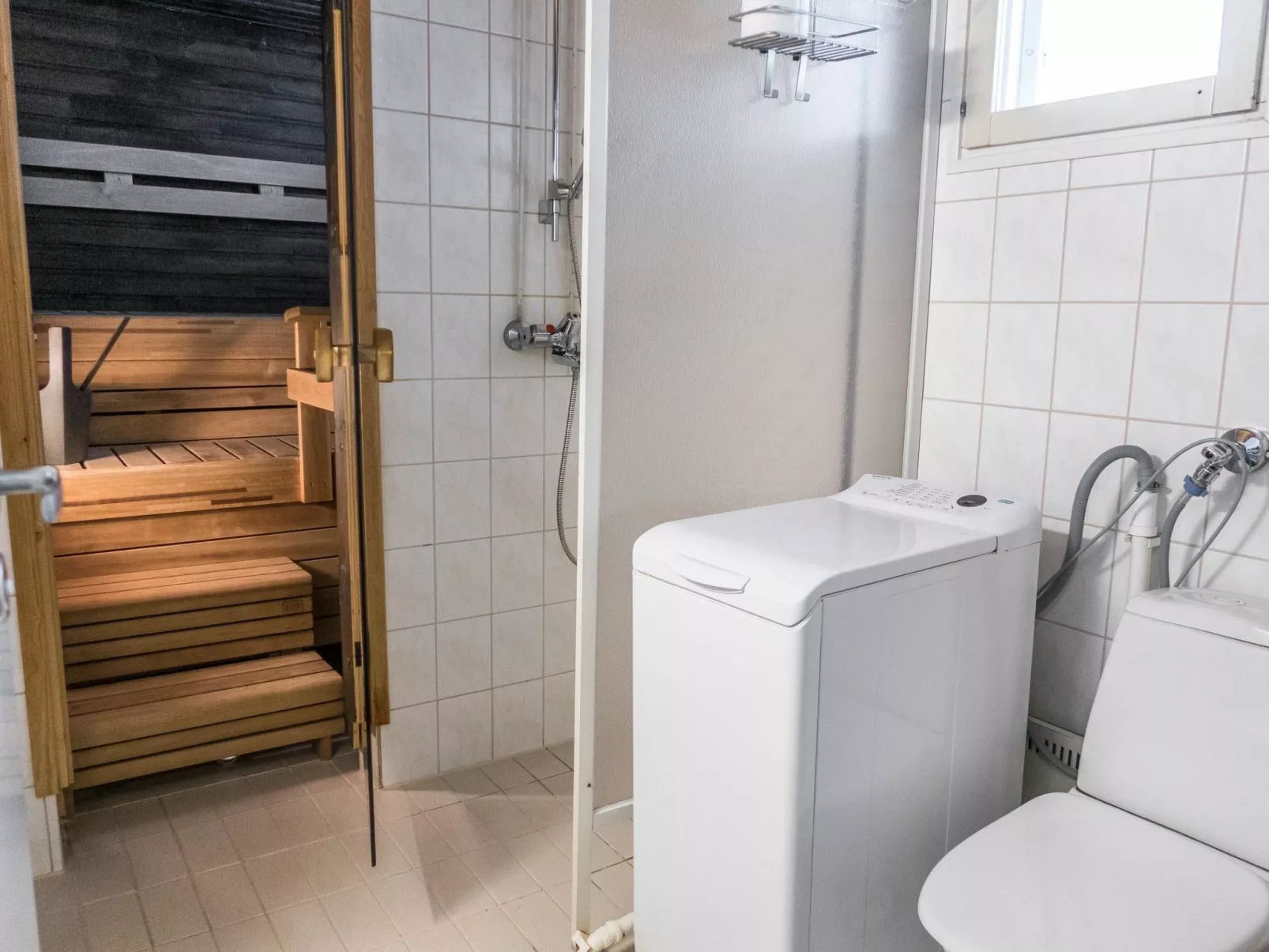 Lomakatti 7 b-Inside