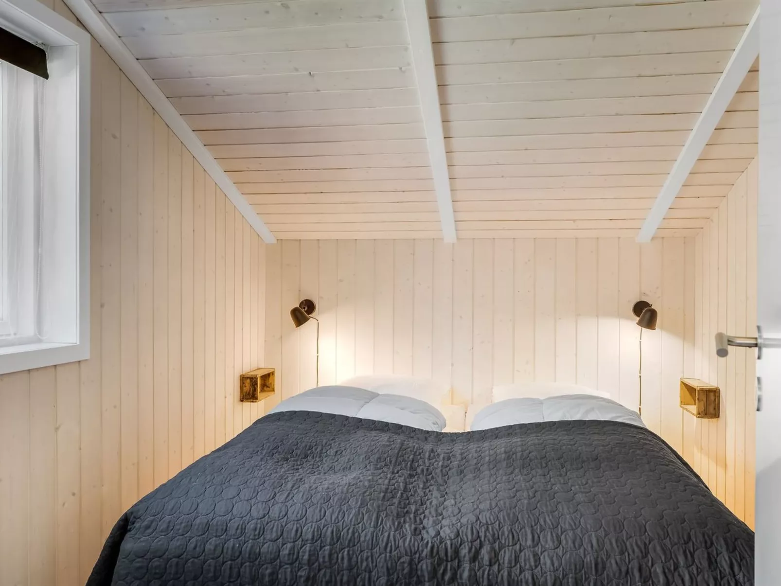 "Atti" - 500m to the fjord-Drinnen