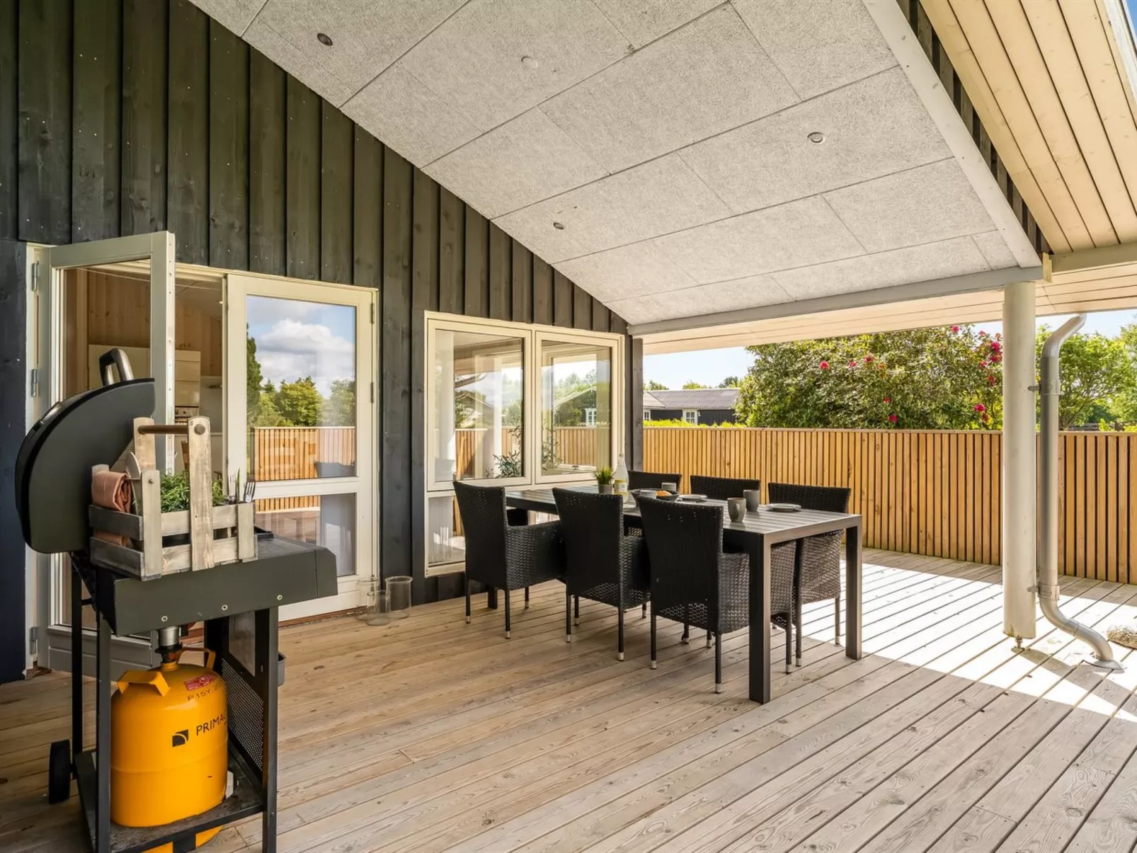 "Ebertine" - 740m to the fjord-Outside