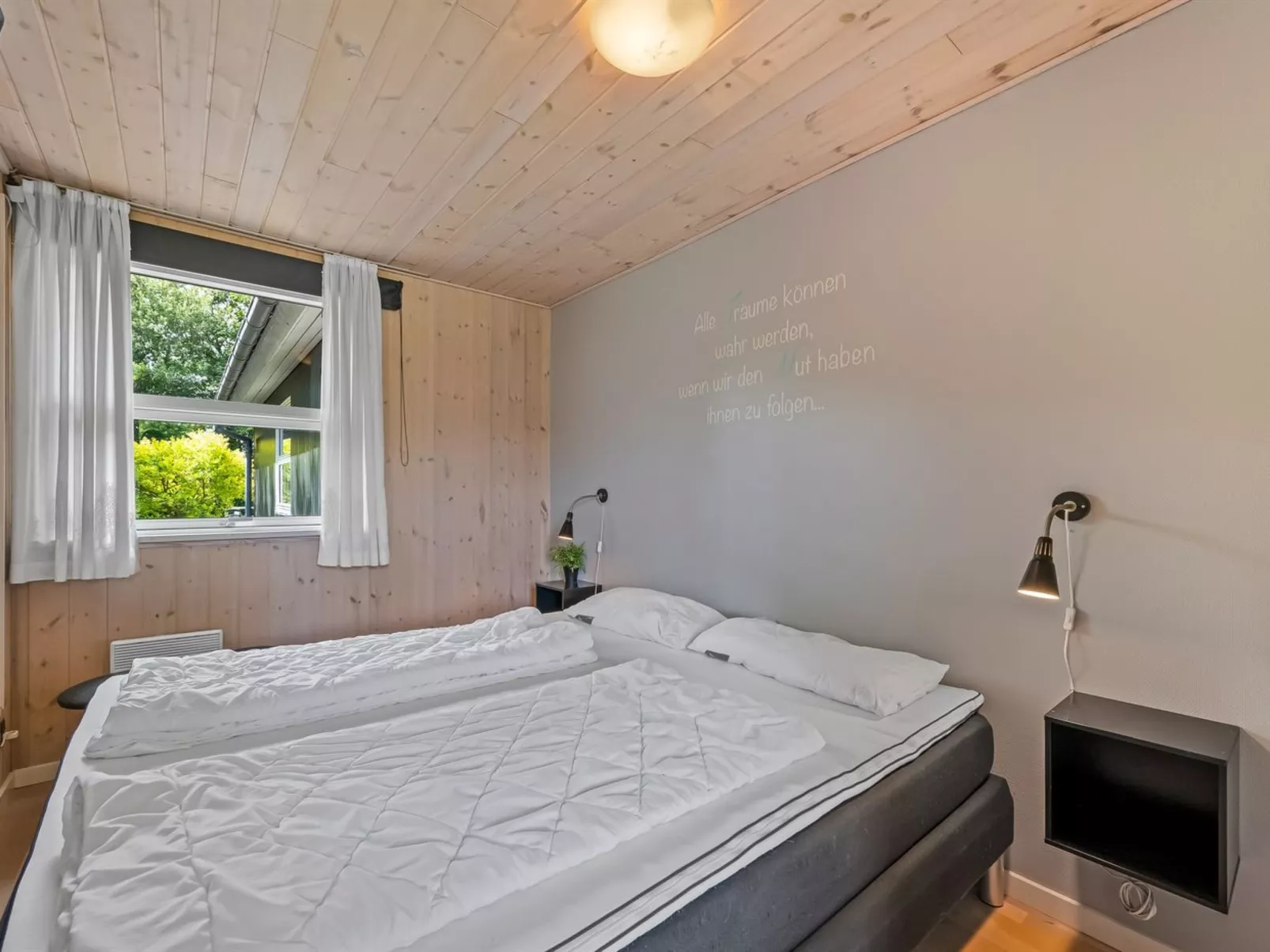 "Mina" - 600m to the fjord-Drinnen