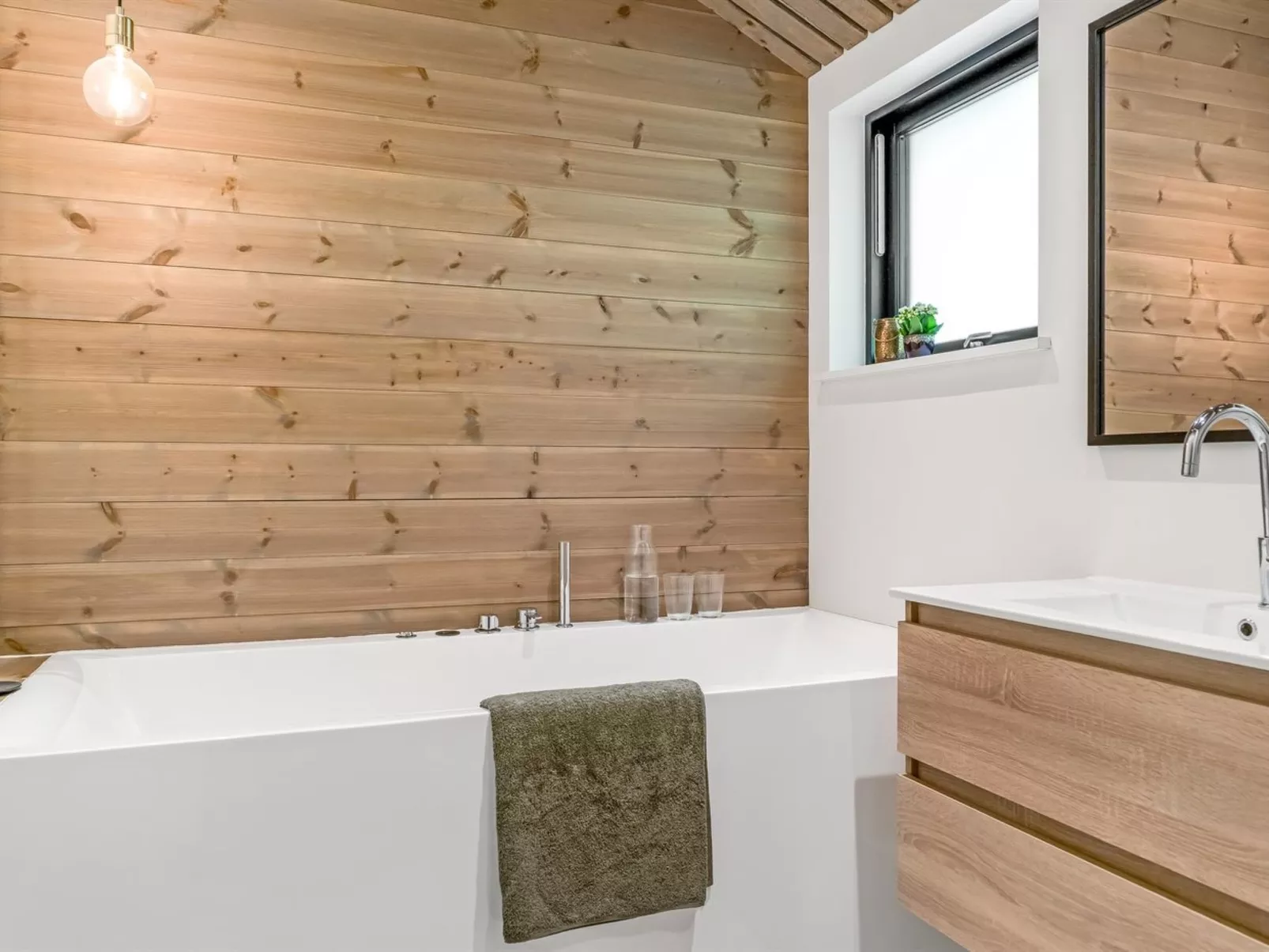 "Arbnora" -  from the sea-Dedans