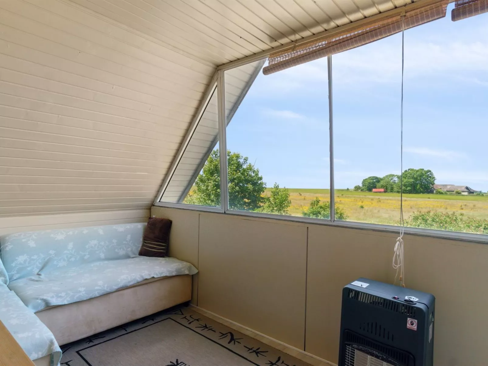 "Lacey" - 4km from the sea-Inside