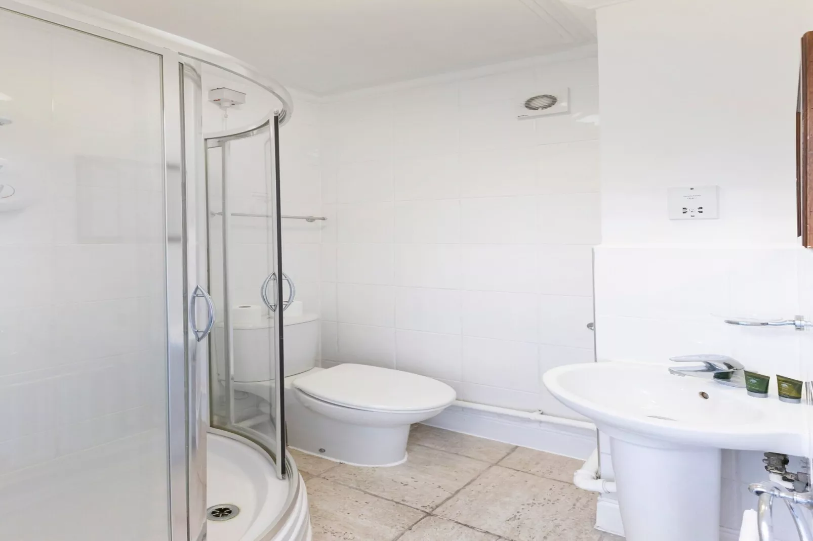 EN_DBY009_Standard Single Room - Shared-Salle de bain