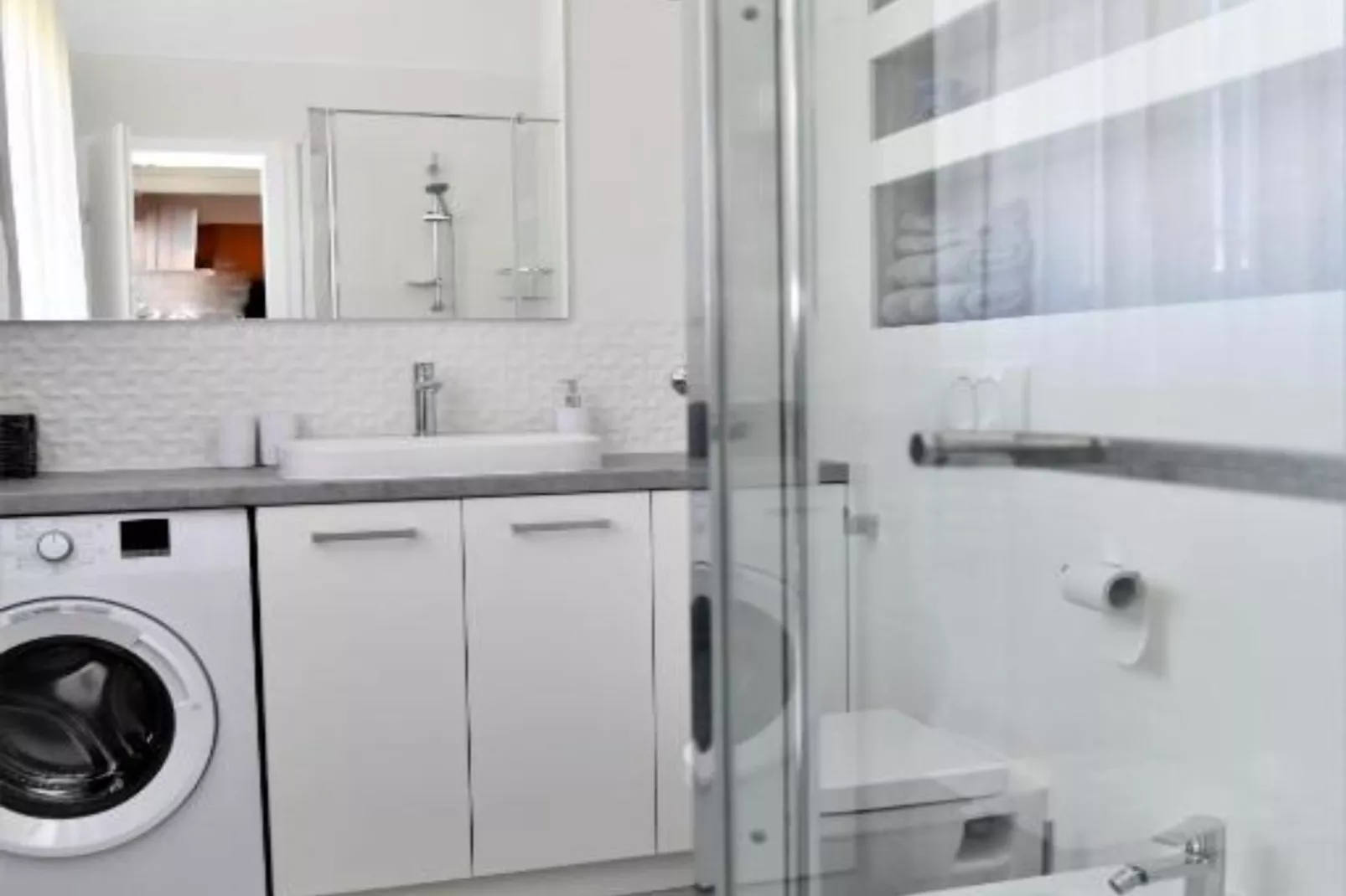 Two Bedroom Apartment with Balcony &  Garden View-Salle de bain