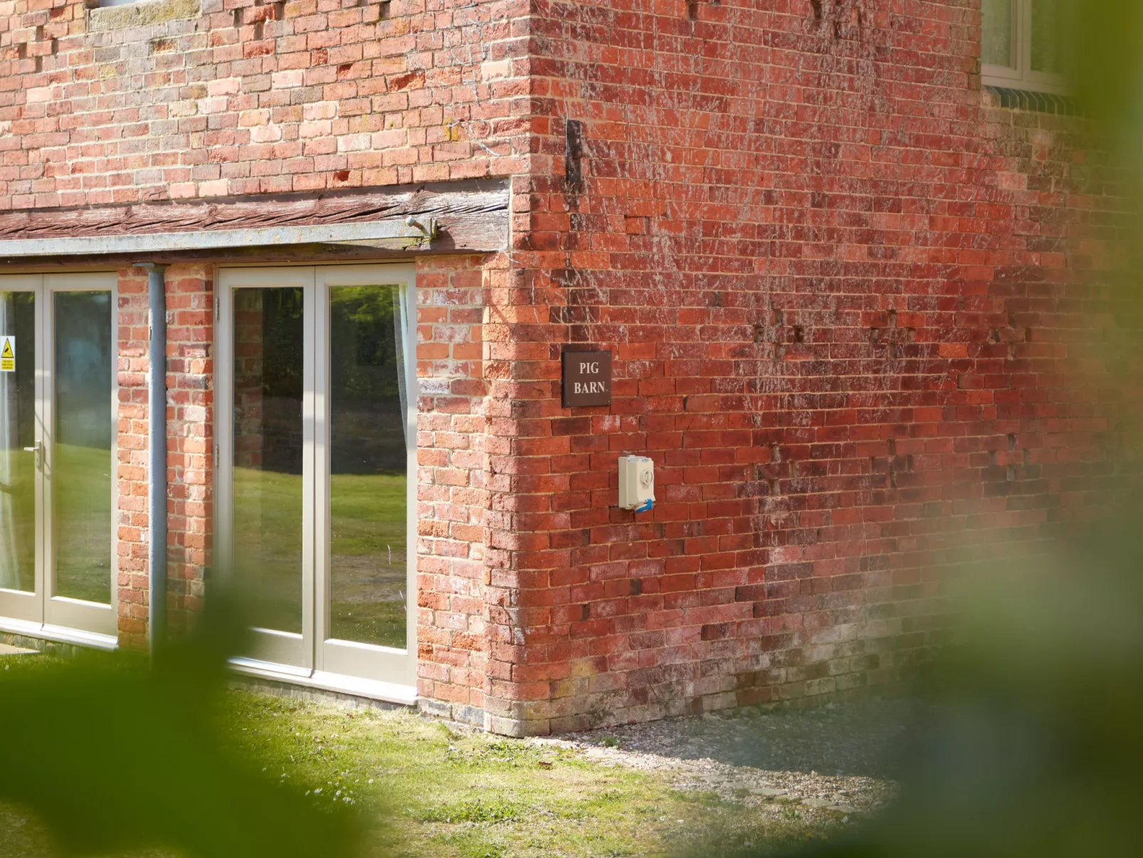 The Pig Barn-Dehors