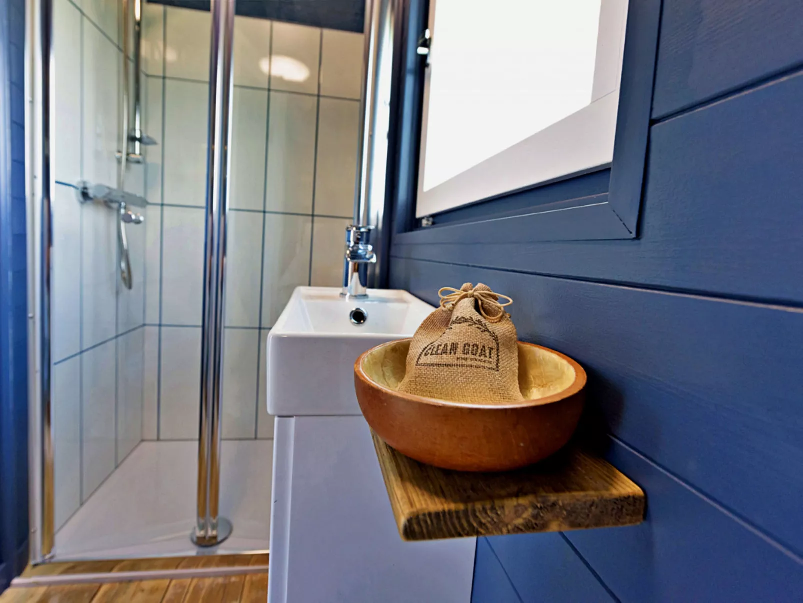 'Susanna' Poachers Hut-Dedans