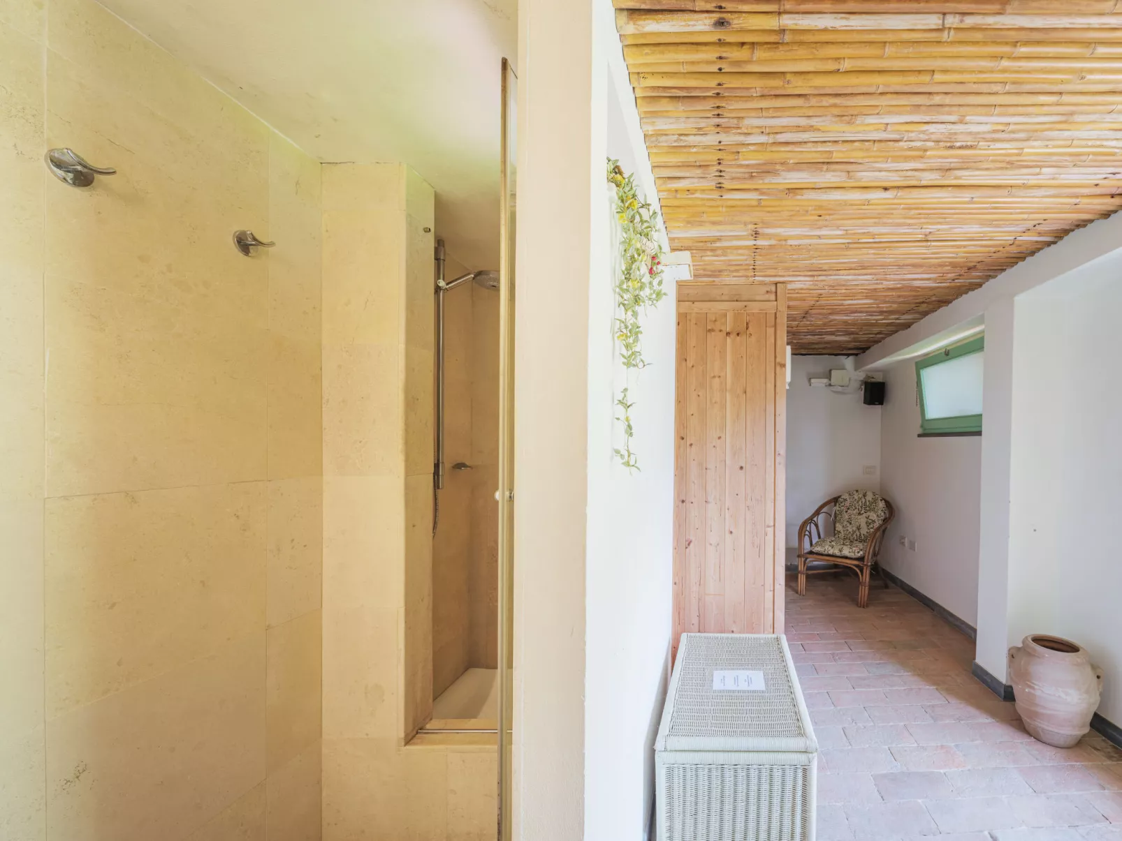 La Grande Aia-Inside