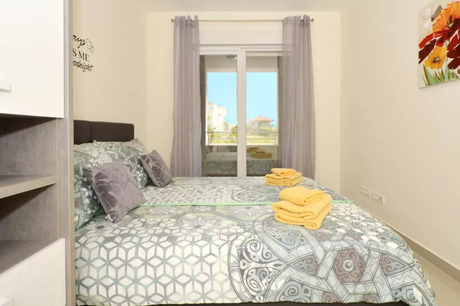 Apartment Sunshine Trogir - Three Bedroom Apartment with Balcony-Chambre