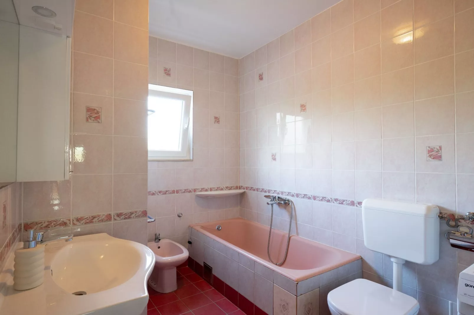 Three-Bedroom House-Salle de bain
