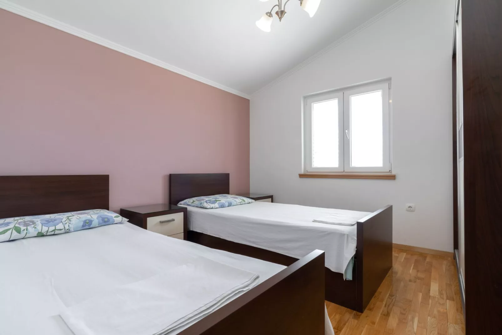 Modern Villa with Pool-Schlafzimmer