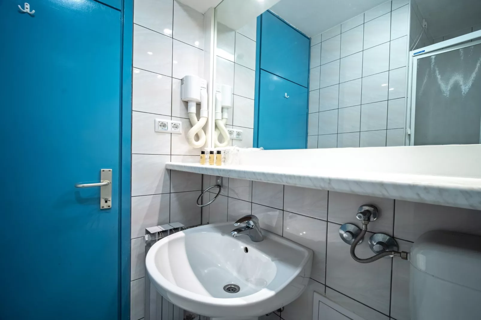 Hotel Issa - Twin Room Sea View-Bathroom