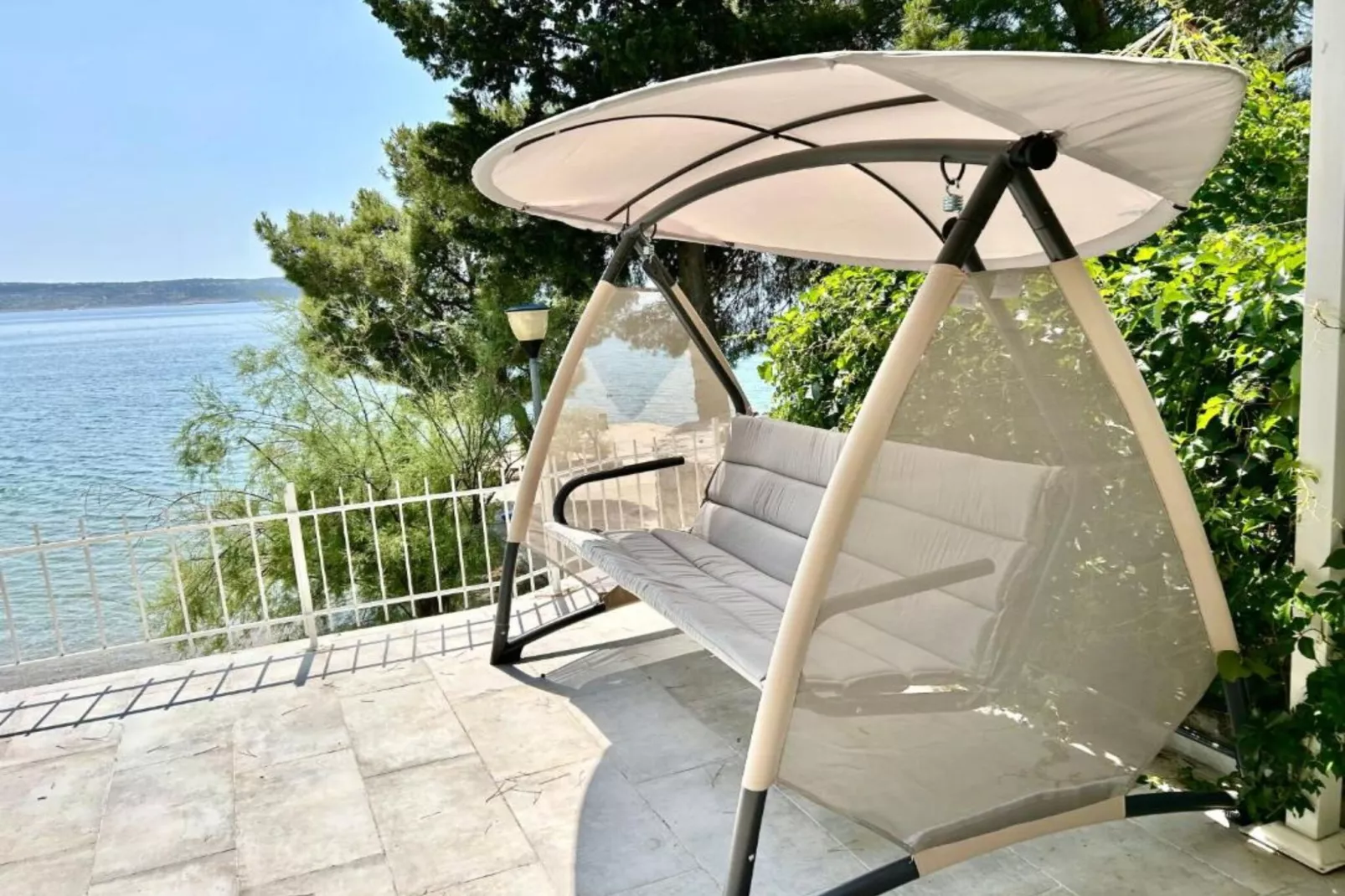 Beach House - 2m from beach - Three Bedroom House-Terrace balcony