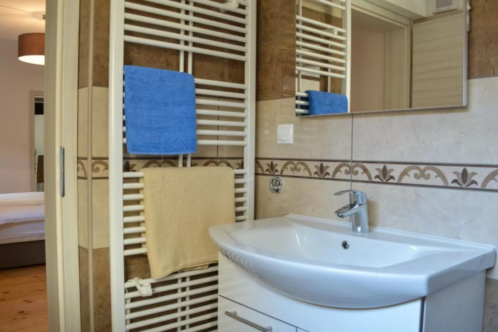 Zevnik Quiet Retreat with Stunning Views and Equestrian Activities - Standard One Bedroom Apartment-Bathroom