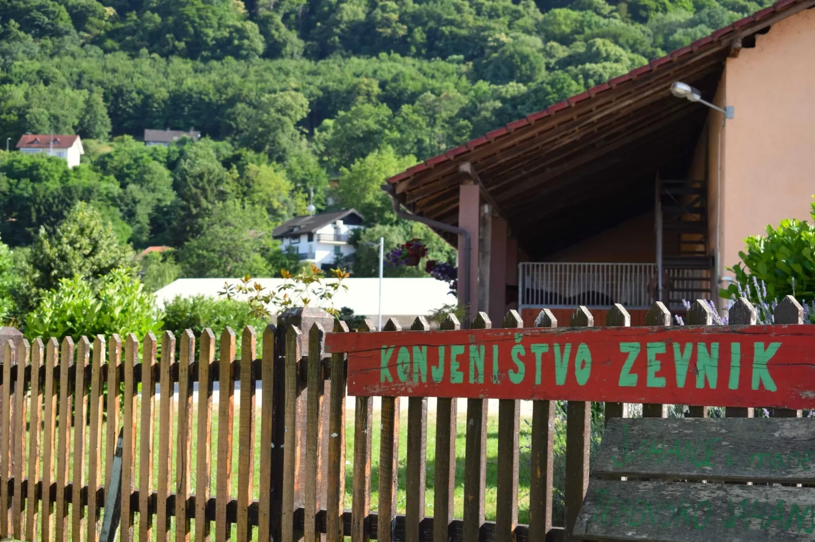 Zevnik Quiet Retreat with Stunning Views and Equestrian Activities - Triple Room with Private  Bathroom-Outdoor