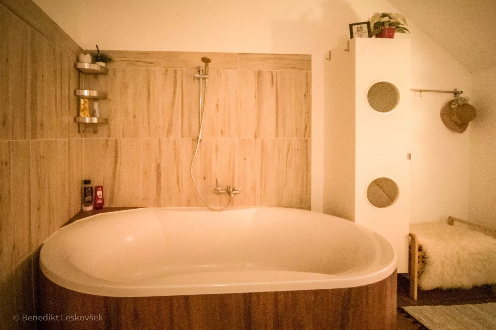 Rustic Refuge Glamping with Hot-Tub and Sauna - Two Bedroom Apartment with Terrace-Bathroom