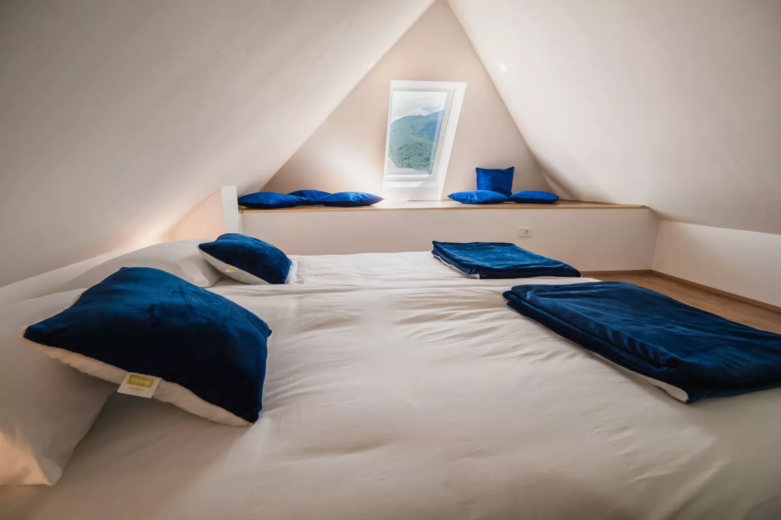 Mountain View Haven Apartments - One Bedroom Apartment  with Balcony-Schlafzimmer