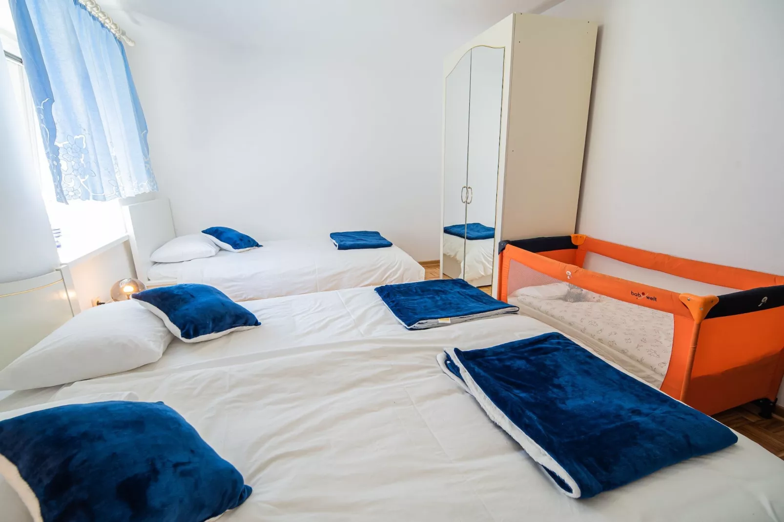 Mountain View Haven Apartments - Two Bedroom Apartment with Balcony-Schlafzimmer