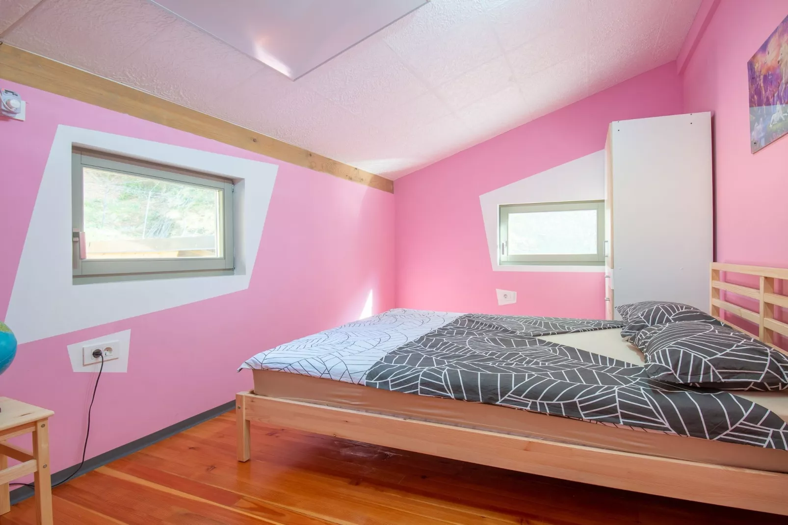 Family-Friendly Serene Retreat Holiday Home - Four Bedroom Holiday Home  with Terrace-Chambre