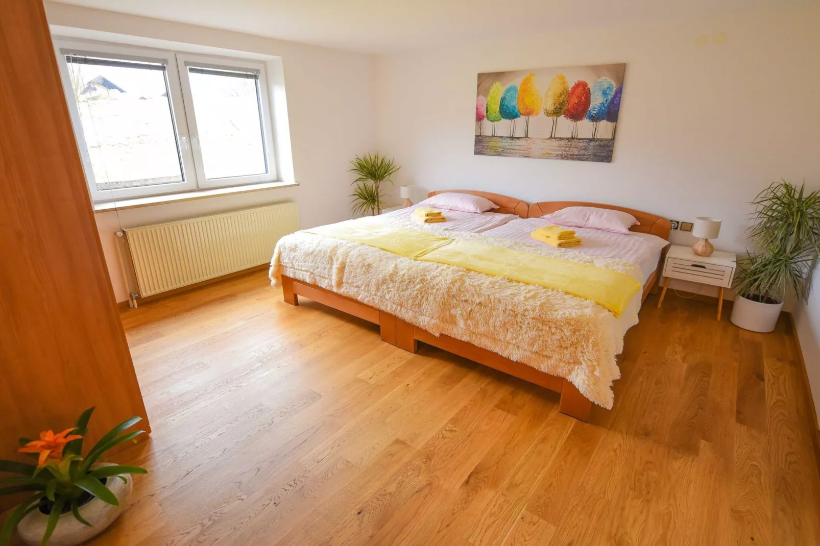 Cozy Luxe Holiday Home with Natural Thermal Bath - Seven Bedroom Holiday Home-Chambre