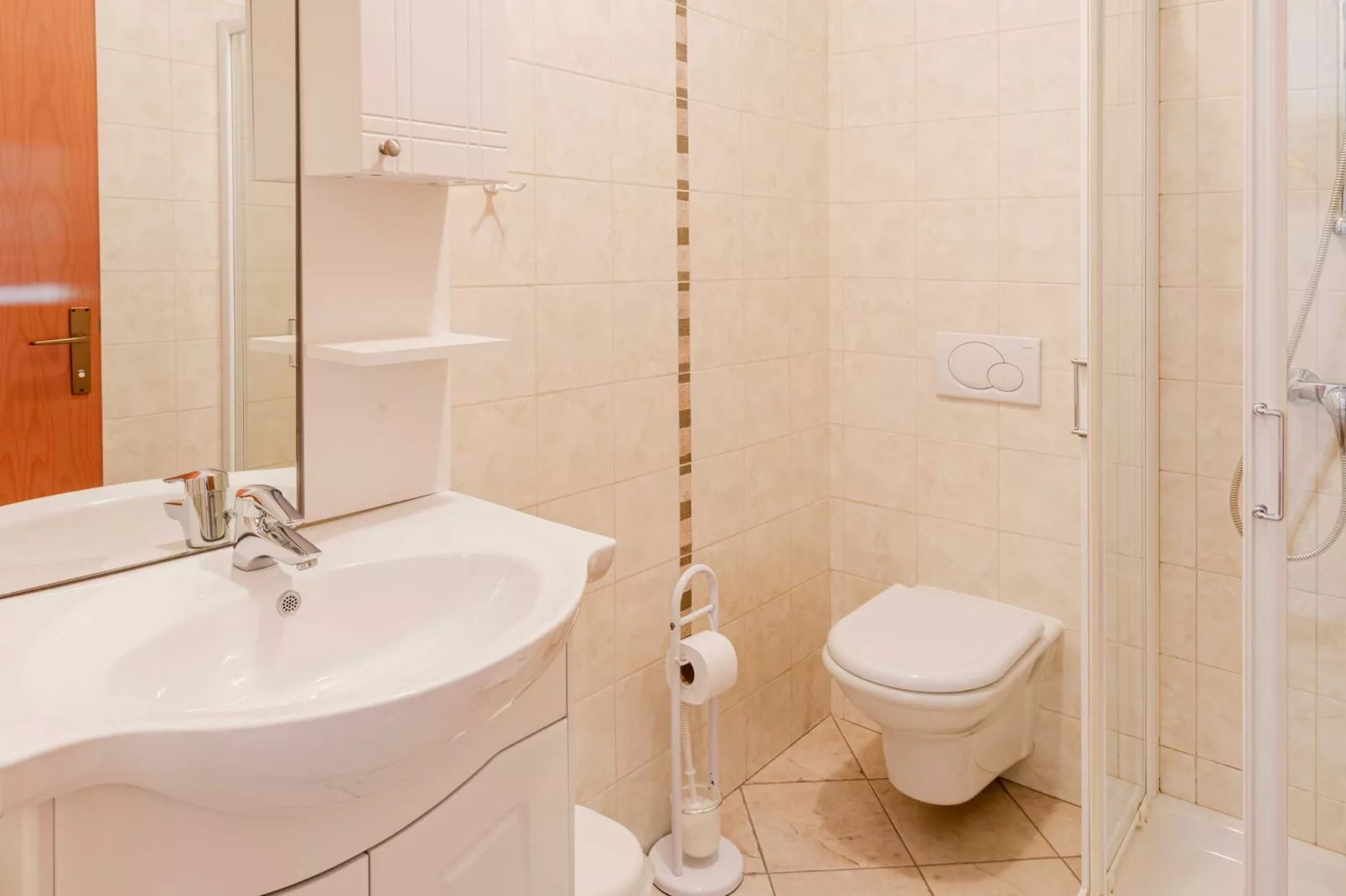 Log pod Mangartom Amazing Apartment with Balcony - One Bedroom Apartment with Balcony-Badezimmer