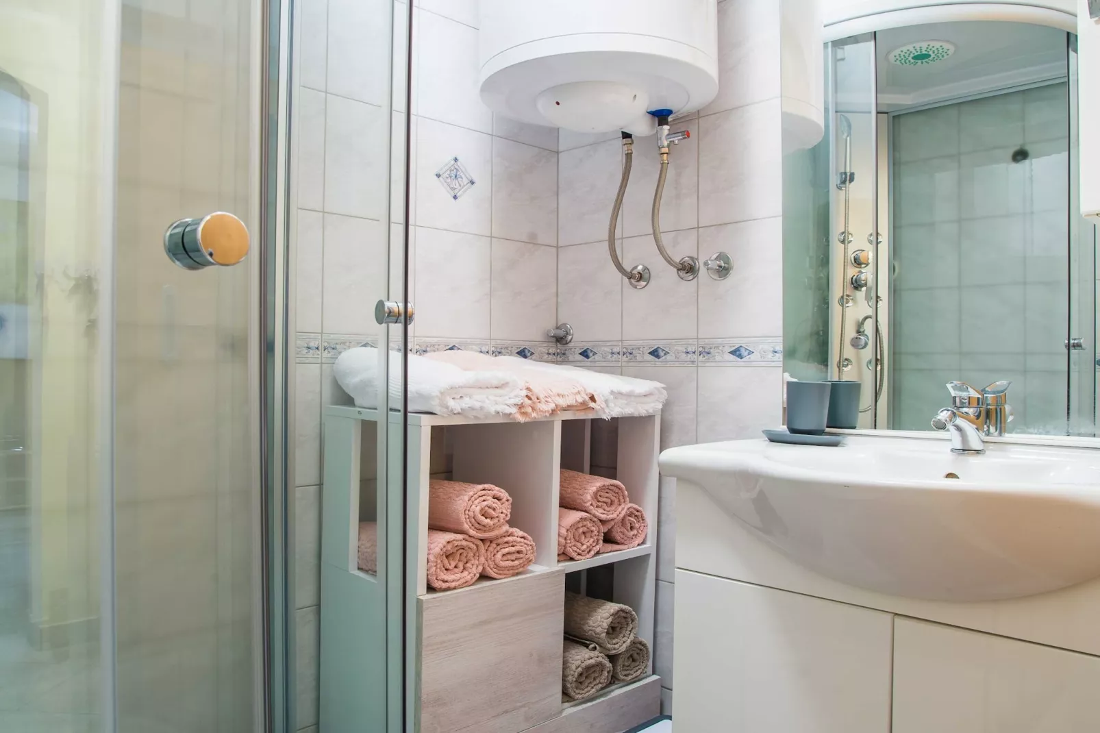 Luce Hilltop Cozy Apartment - Two Bedroom Apartment-Badezimmer