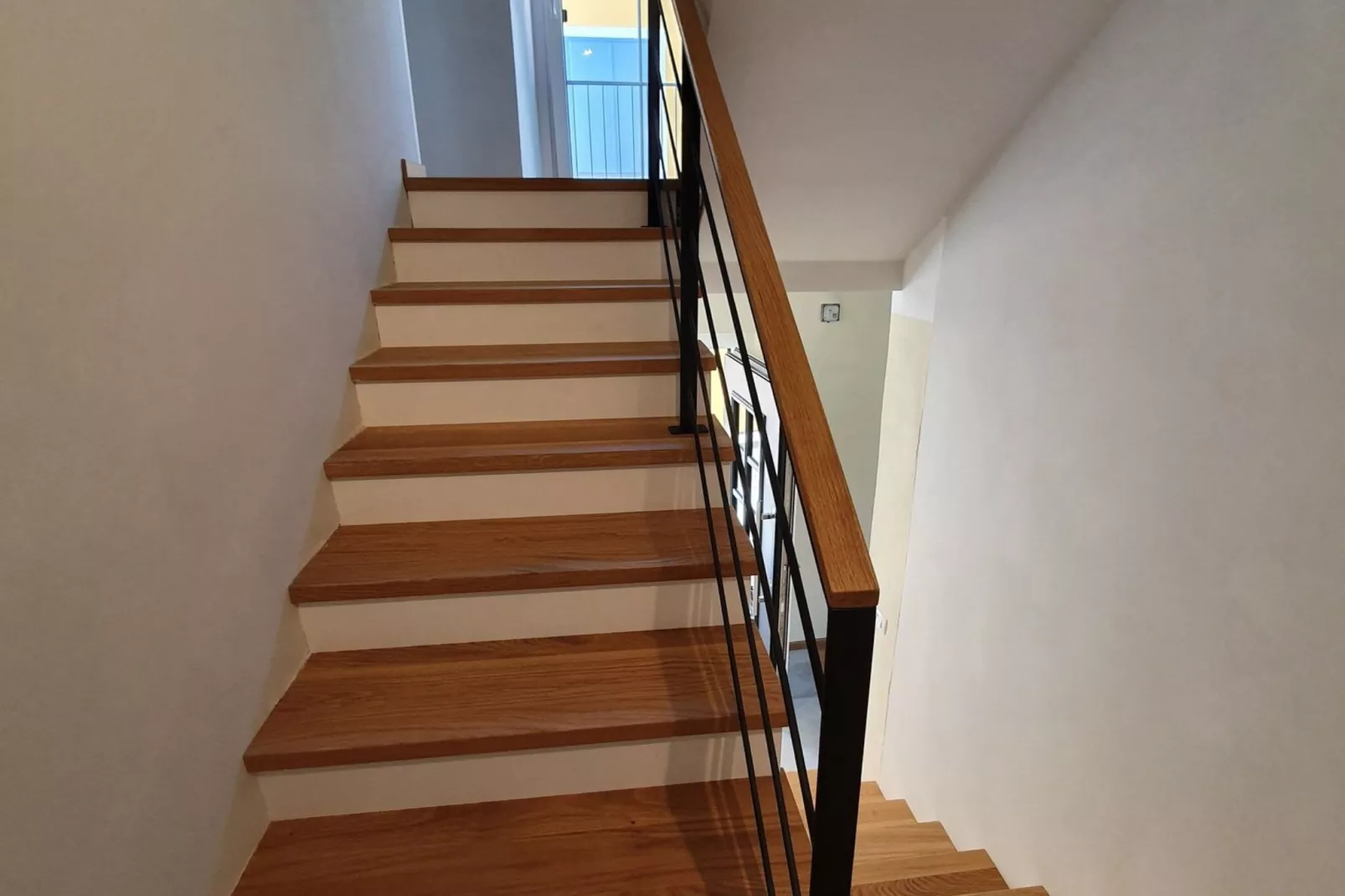 Komen Getaway Holiday Home with Balcony - Four Bedroom Holiday Home with Balcony-Treppe