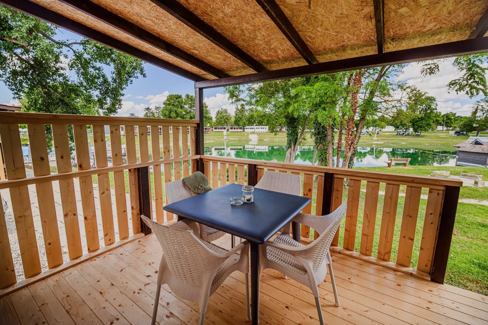 Waterside Retreat Mobile Homes with Thermal Riviera Tickets - One Bedroom Mobile Home with Lake View (owner 4)-Terrasse
