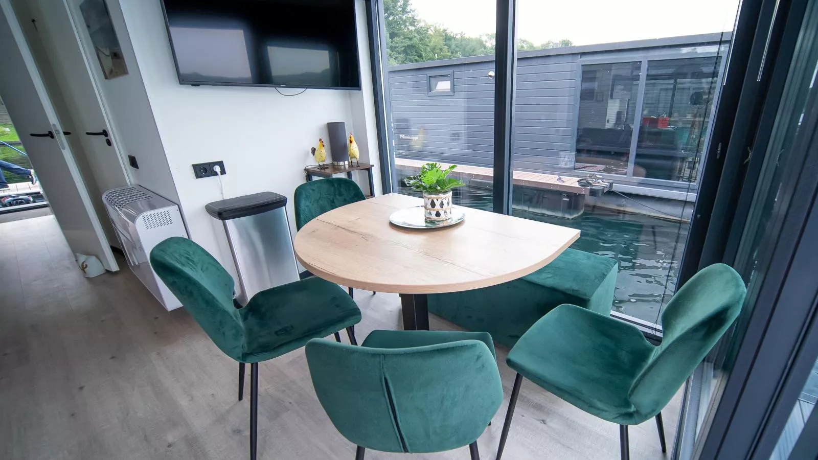 Floating in Limburg - hottub-Esszimmer