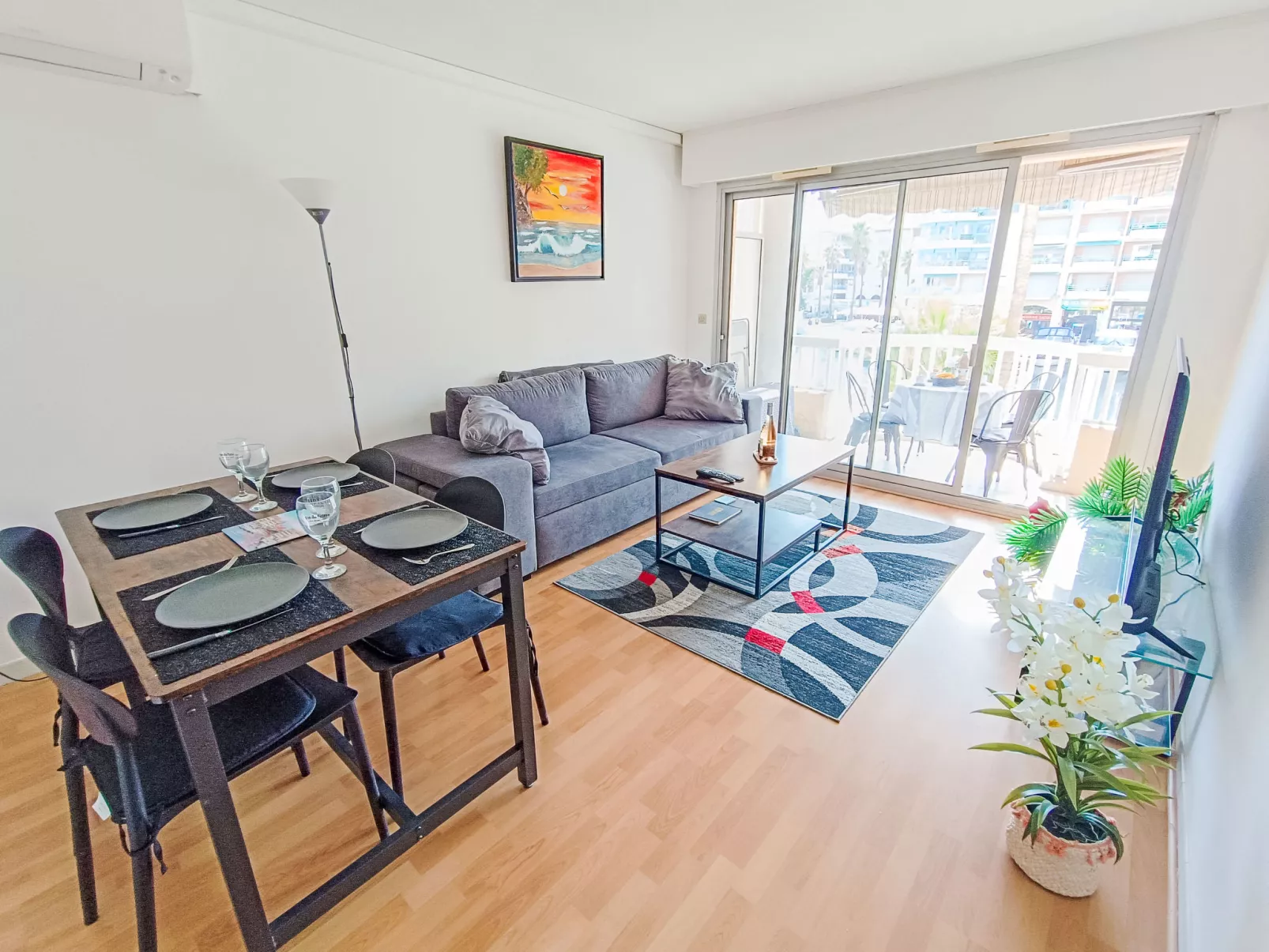 Port d'Attache-Inside