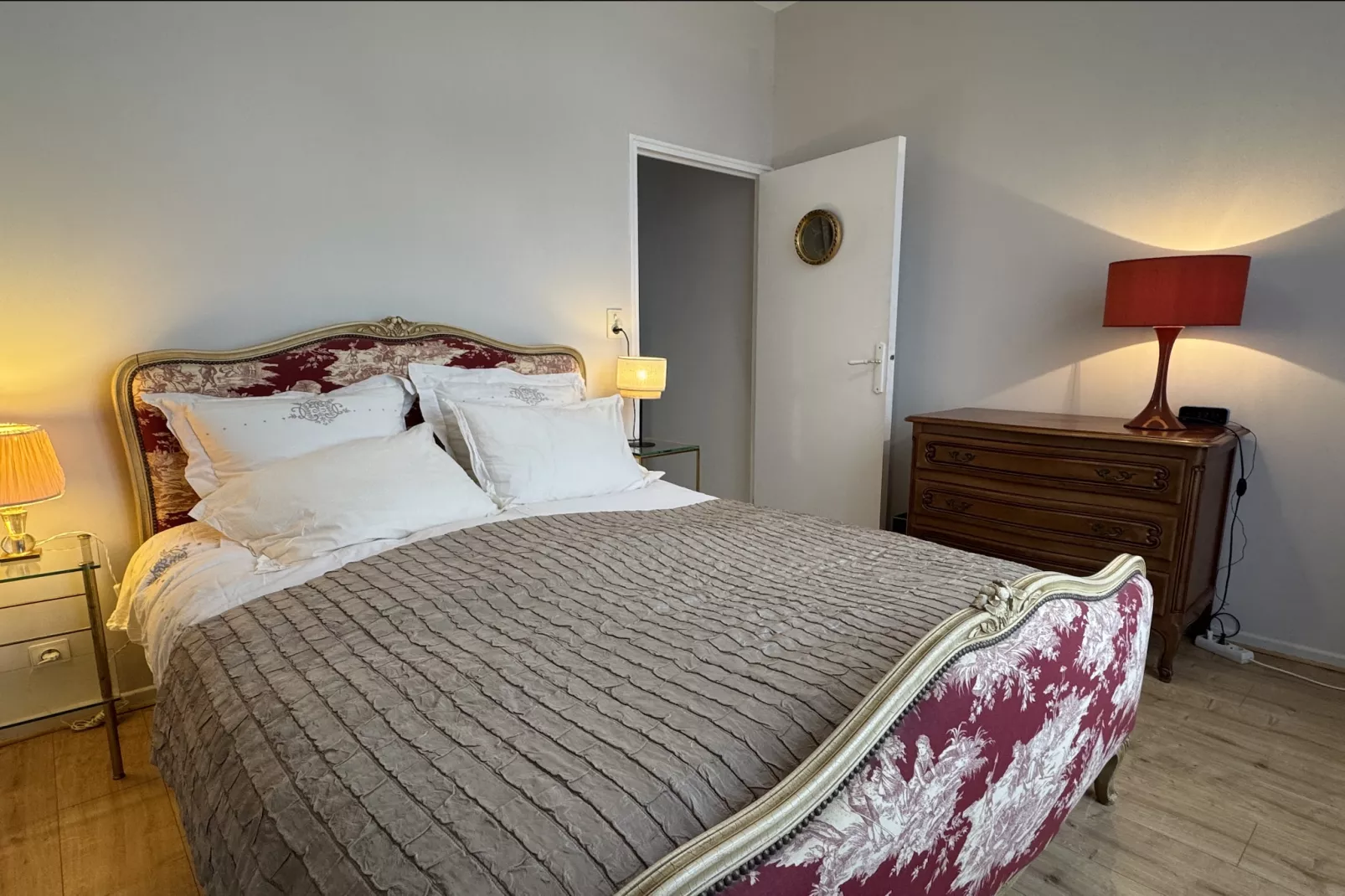 Appartement avec la petite cour-Chambre