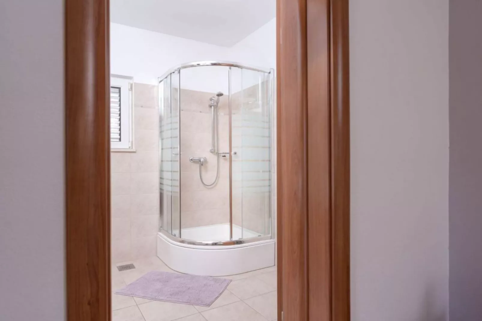 One Bedroom Apartment with Balcony and Sea View 2-Badezimmer