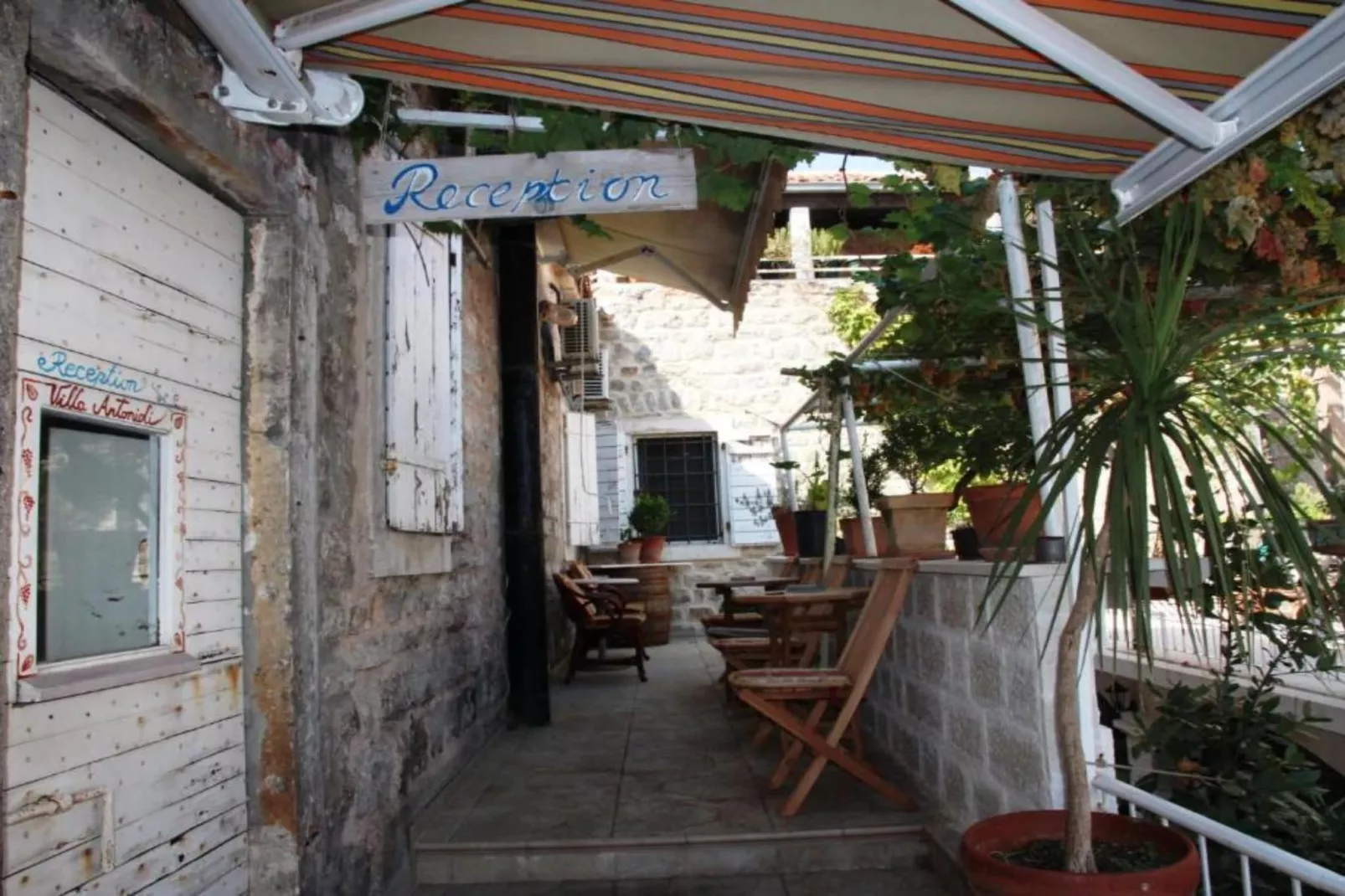 Quaint & Affordable Stay in Budva Traditional Stone House - Family Room 2-Terrasse
