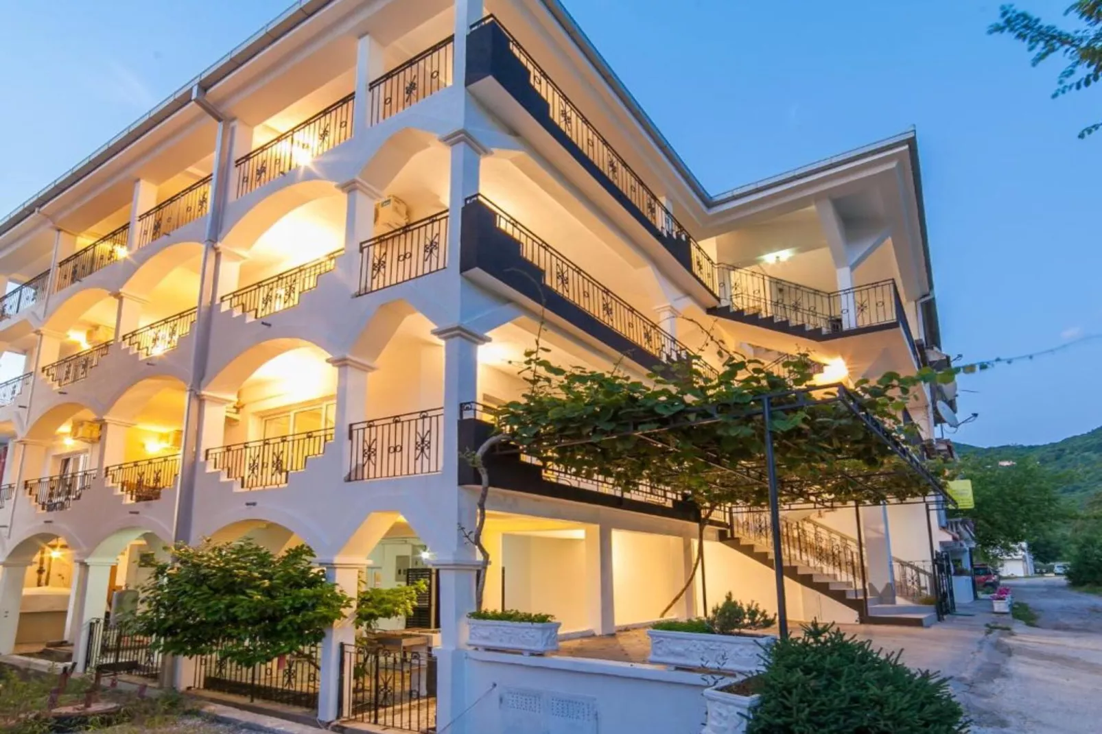 Perfect Budva Stay Near the Sea & Aqua Park - Comfort Triple Studio 1\/1-Im Freien