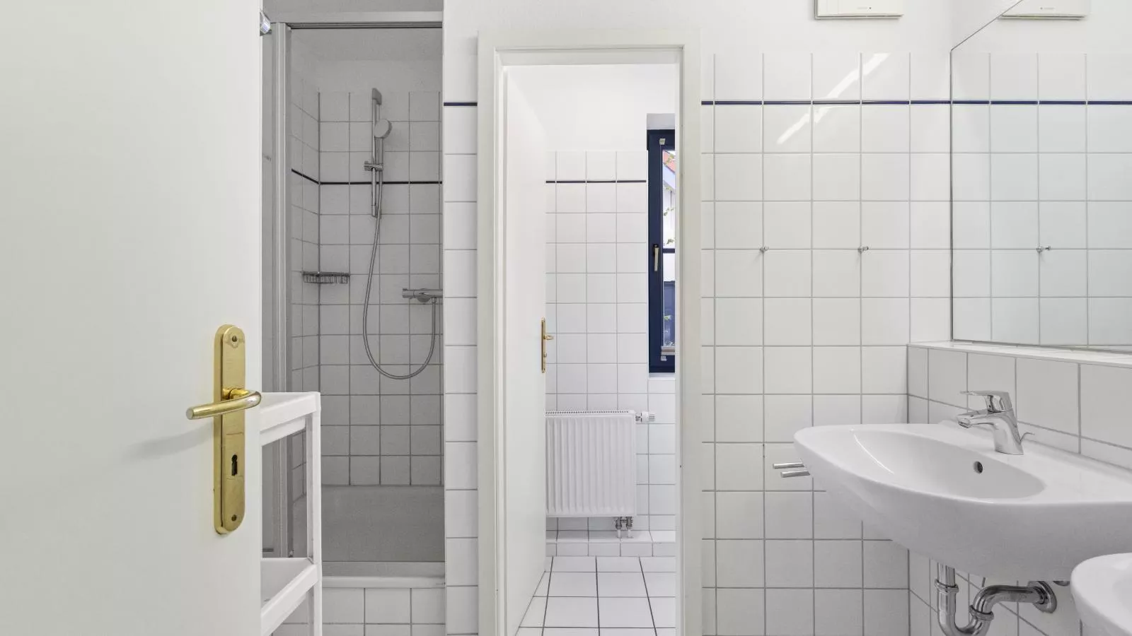 Papillon 11-5-Bathroom