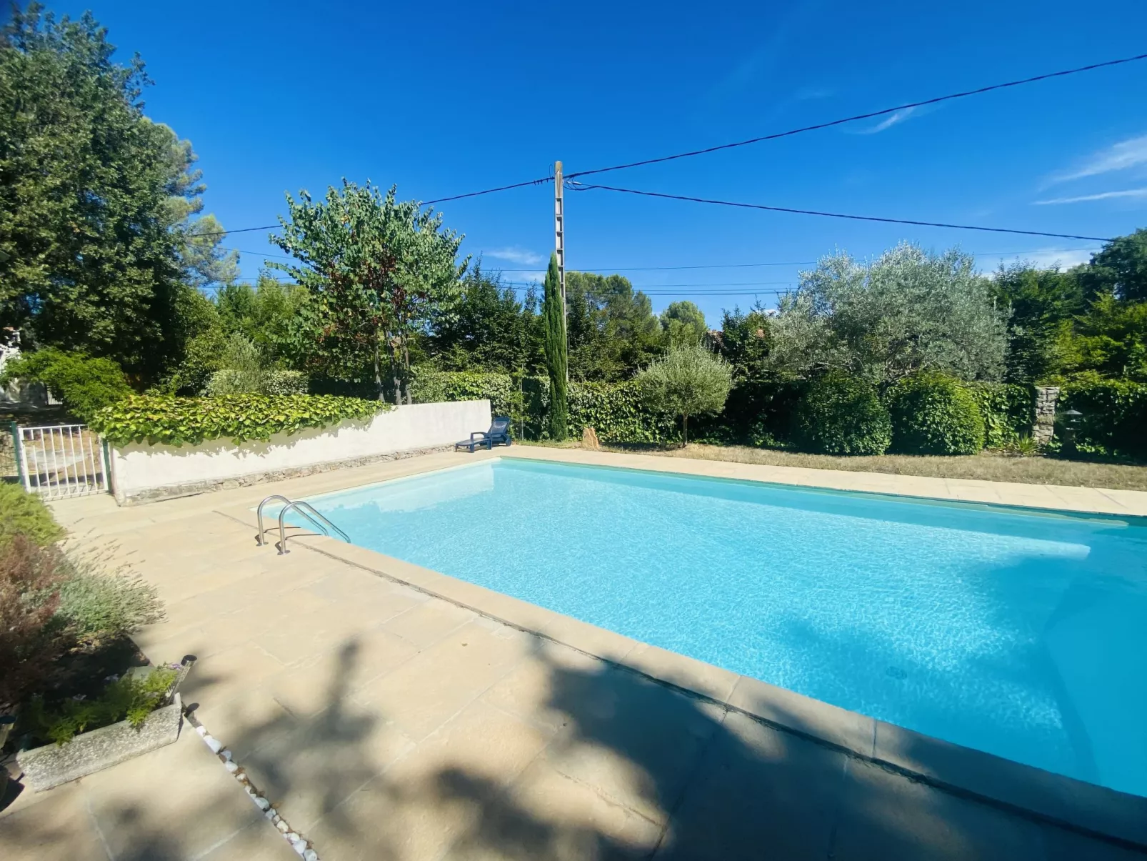 Les Pierres Fleuries-Outside