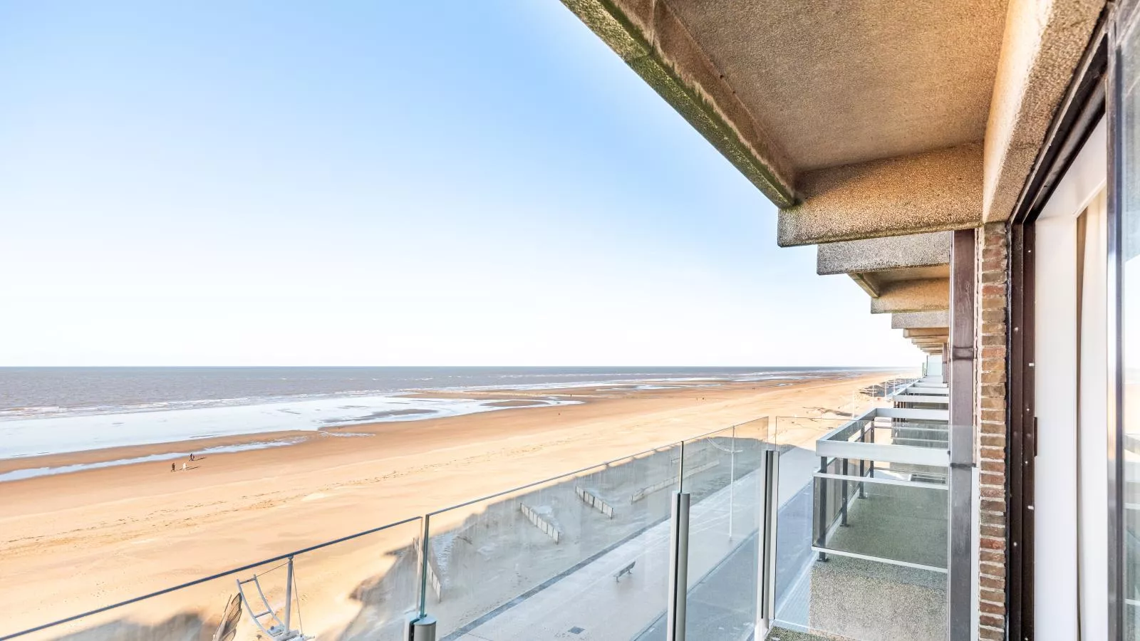 La Digue Est cinq-View in summer