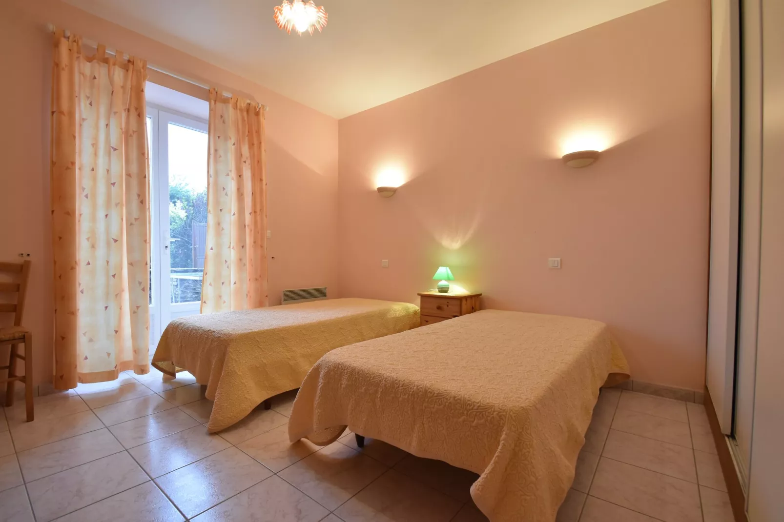 Maison de vacances Besse Les Vitarelles 6p-Bedroom