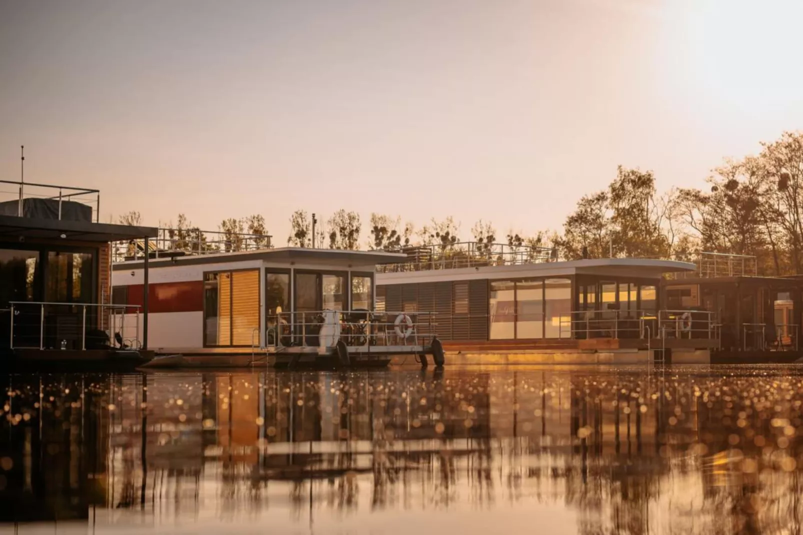 Hausboot in Zehdenick-Extérieur été