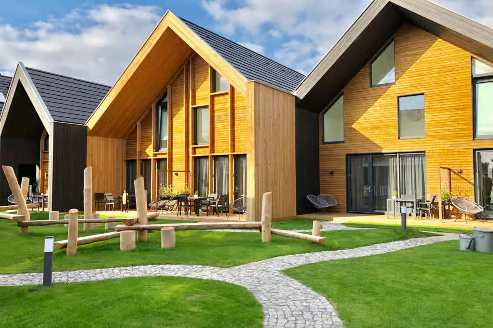 Plein 40 Lodge 23-Gardens in summer