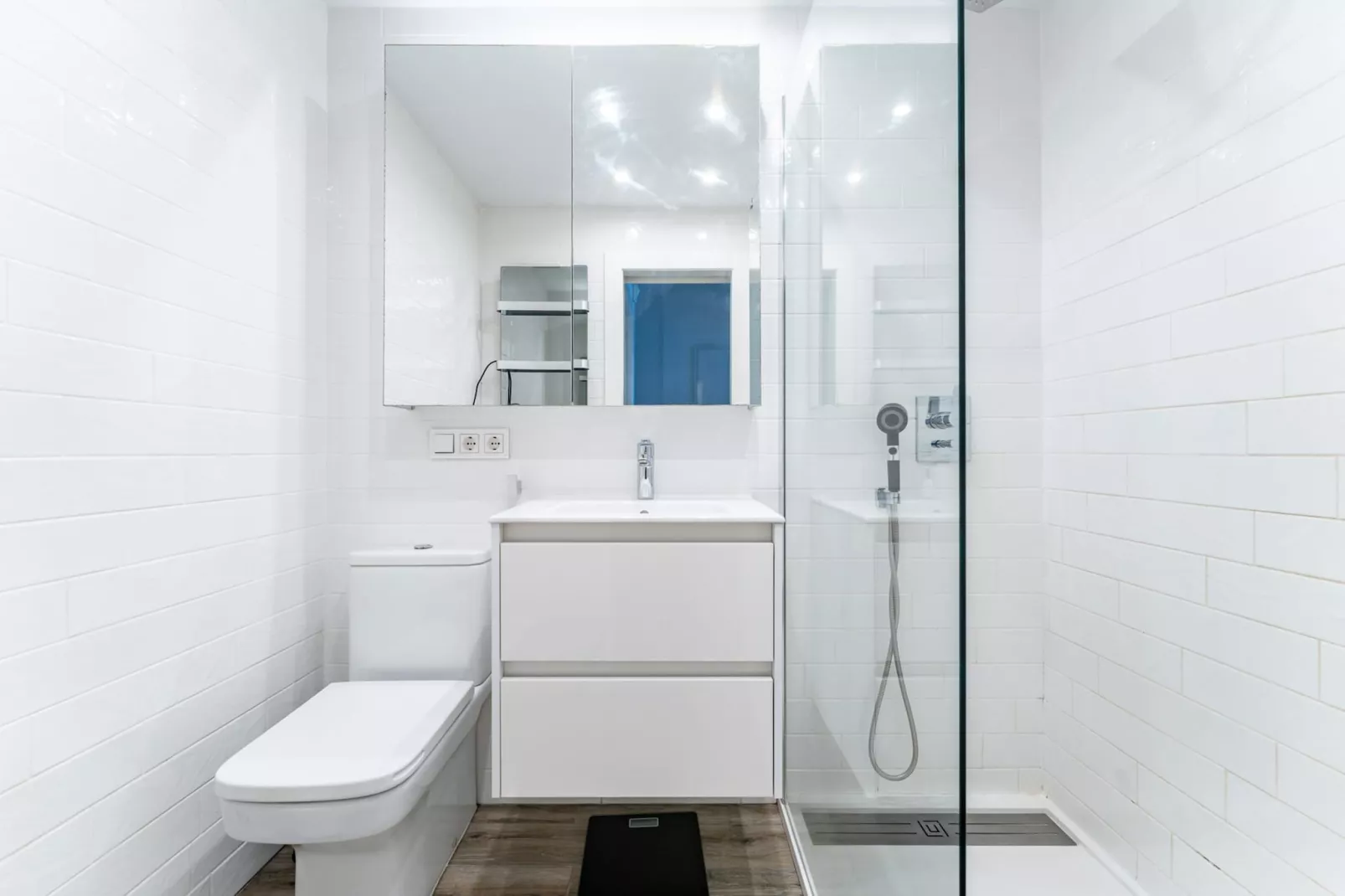 CT 400 - Faro's Beachfront House in Calahonda-Bathroom