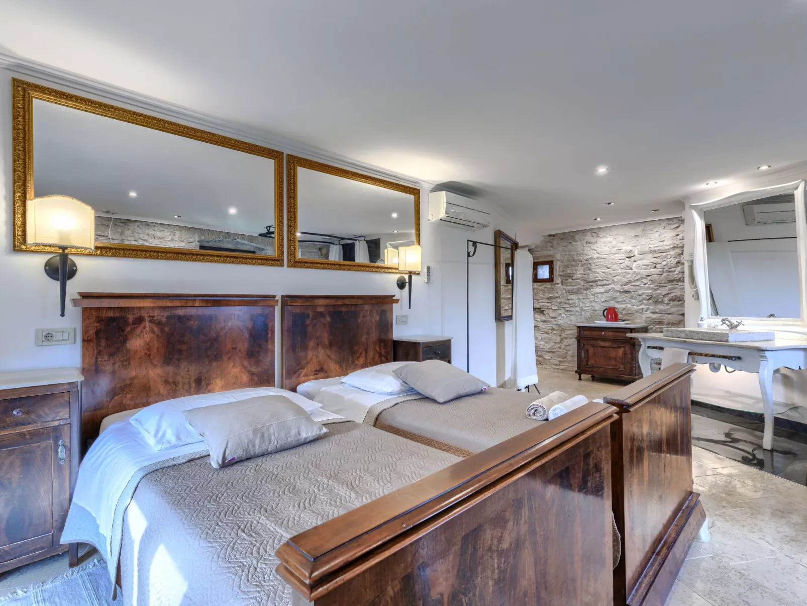 Golden Roots-Drinnen